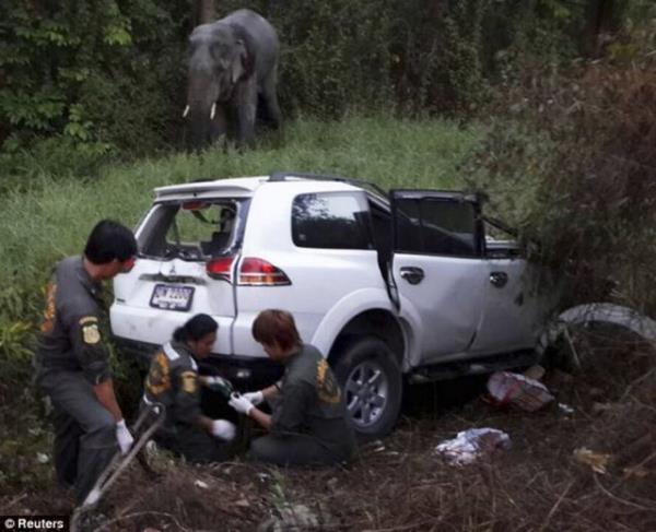 Ekipler olay yerinde, hemen mdahale etti. Ancak olay annda 6 kii hayatn kaybetti...
