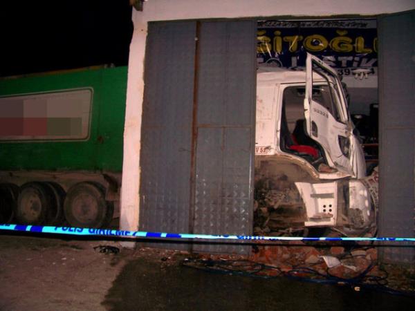 Ankara istikametinden zmir istikametine gitmekte olan Mustafa Bakar ynetimindeki 35 PNV 52 plakal kamyon, E-96 karayolunda park halindeki 20 LN 341 plakal elma ykl kamyona arkadan arpt.