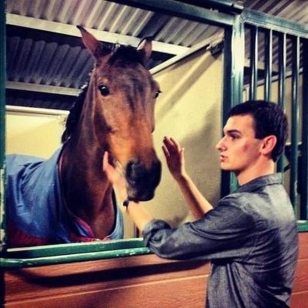 Sizin de arkabahenizde at var m? Sanmyorum.