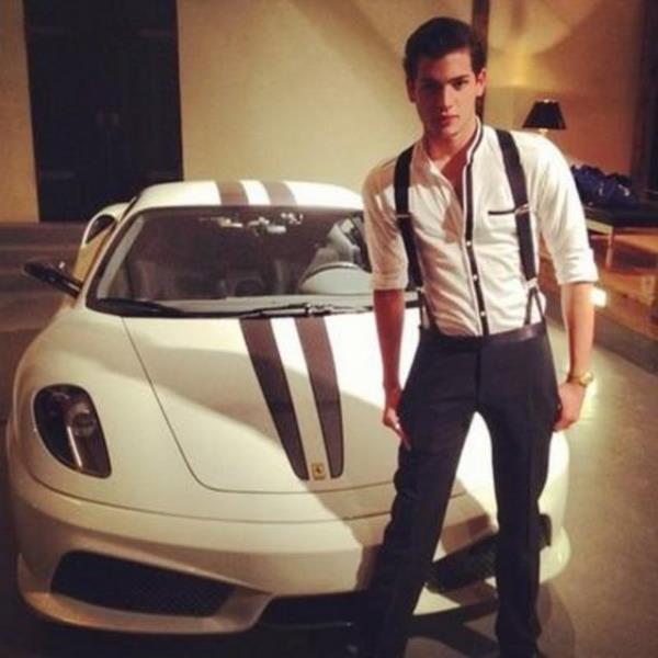 Sper uyum...Oturma odamda Ferrari