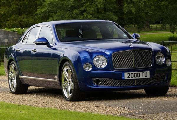 <p><b>8. Bentley Mulsanne</b></p>    Bentley'in, Mulsanne modelinde 505 beygir gcne sahip, 6.75 litre hacimli, ift turbo bir V-8 motor bulunmakta. 100 km/saat hza 5.1 saniyede ulamakta. Avrupa'da 298.900$ dan balayan fiyatlarla sata kan Bentley Mulsanne Trkiye'de 705.000? gibi czi(!) bir miktara satn alnabilmekte. Hz tutkunlar iin bu paraya ok daha performansl aralar bulunmasndan tr tercih edilen bir araba deildir.