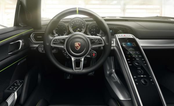 100 km/saat hza 2.5 saniye gibi inanlmaz bir srede kan bu modelin fiyat Avrupa'da 845.000$ olarak belirlenmitir.