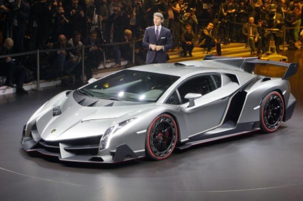 <p><b>1. Lamborghini Veneno Roadster</b></p>  Bir ounuzun da tahmin ettii gibi 1 numara tabiki de talyan boas Lamborghini. Veneno Roadster modelinin 750 beygir, 6.5 litre hacimli, 12 silindir bir motoru bulunmaktadr.