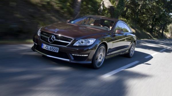 <p><b>10. Mercedes-Benz CL65 AMG Coupe</b></p>    Mercedes-Benz'in CL65 AMG Coupe modelinde 621 beygir, 6.0 litre hacimli, ift turbolu V-12 motor bulunmakta. 100 km/saat hza yaklak 4.3 saniyede ulamakta. Maksimum hz yaklak 299 km/saat olan bu ara kullanclarna yksek hzlar Mercedes konforunda yaatyor. Tabi bu iki zellii bir arada yaamann da bir maliyeti olarak Avrupa'da 215.000$ dan balayan fiyatlarla sata sunuldu.