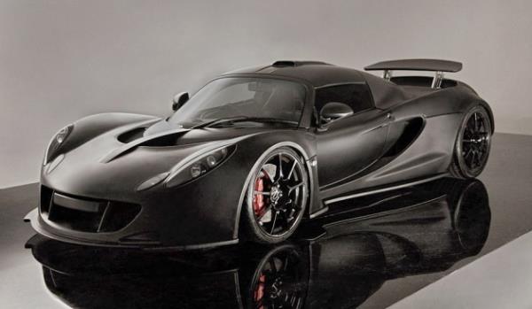 <p><b>4. Hennessey Venom GT</b></p>    4 numarada yine bir ngiliz firmas, Hennessey bulunuyor. Venom GT modeli 1244 beygir gcnde, 7.0 litre hacimli, ift turbolu V8 bir motora sahip. 100 km/saat hza 2.7 saniyede ulayor.