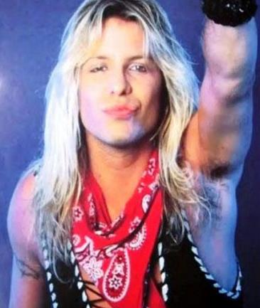 <p><b>ARKADAI LD</b></p>    Motley Crue grubunun solisti Vine Neill, 1984'ta alkollyken araba kullanyordu. Kaza yapan Neil'n arabasnda bulunan Nicholas Dingley hayatn kaybetti.