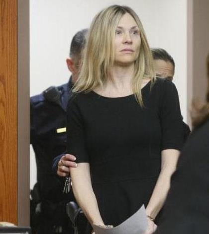 Aracyla giderken iinde bir kar- kocann bulunduu otomobile arpt. Adam kazadan yaral kurtuldu, ancak kars ld.