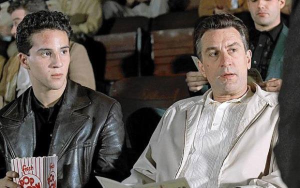 Robert de Niro'ya olan benzerliiyle dikkat eken aktr onunla birlikte A Bronx Tale adl filmde de oynamt.