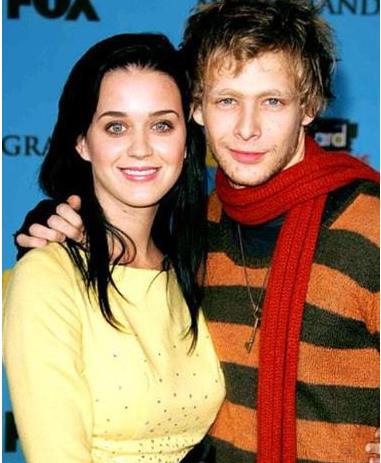 Uyuturucu maddelerin etkisinde olduu sylenilen 28 yandaki aktr, 81 yandaki ev sahibi Catherine Chabot Davis?i ldrdkten sonra iki komusunu yaralad ve intihar etti.