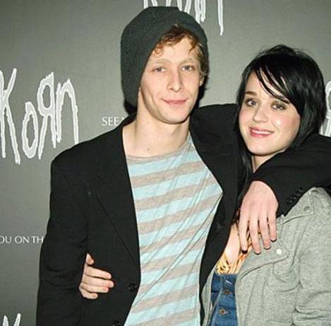 Aktrn daha sonra yol ortasnda cesedi buldu. Lewis'in atdan atlayarak intihar ettii ya da dt sanlyor. Baka bir saldrdan alt gn nce hapisten kan aktrn Scientology tarikat yesi olduu renildi.