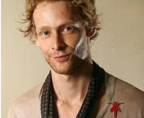 <p><b>EV SAHBN LDRP NTHAR ETT</b></p>    'The O.C.', 'Sons of Anarchy' isimli dizilerde oynayan, ABD'li dnyaca nl arkc Katy Perry'nin eski sevgilisi aktr Johnny Lewis, ev sahibini ldrdkten sonra intihar etti.