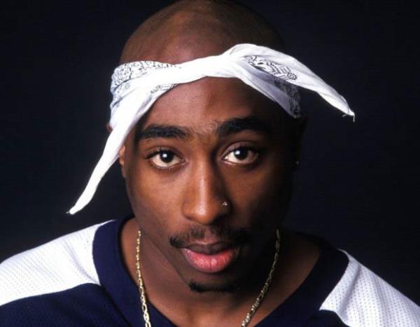 <p><b>KENDS DE CNAYETE KURBAN GTT</b></p>    Amerika'nn tannm Siyah aktivistleri Afeni Shakur ve Billy Garland'in ocuuydu Tupac. Kendisini yoksul siyahlarn kurduu etelerde bulduunda henz ocuktu ve 20 yana geldiinde ise tam sekiz kez tutuklanm, bir keresinde cinsel taciz suundan sekiz ay yatmt. ki kez yanllkla adam ldrmekten mahkemeye kt.