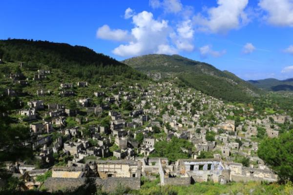 Son yllarda Trkiye'den karlan kazlarn geri getirilmesiyle ilgili almalar da var. En son blmlere gelen yazlarda, bu konuda derslerin verilmesi, korumaclk anlamnda blmlerin kurulmas, karlan kazlarn akademik dzeyde arttrlmas isteniyor. Biz eskiye gre ok farkl dnyoruz. Biz, bu topraklardan giden btn eserleri geri istiyoruz. Onlar buraya ait."