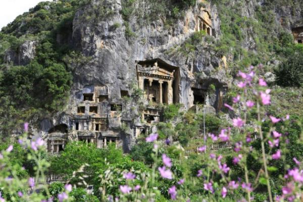 "Dnyann en byk mermer kenti Mula'da" Stratonikeia Antik Kenti Kaz Bakan Prof. Dr. Bilal St de Karia blgesinin en nemli kentlerinden biri olan Stratonikeia'nn, Anadolu'nun yerli halk olan Kariallar ve Leleglere ait bir yerleim yeri olduunu bildirdi.