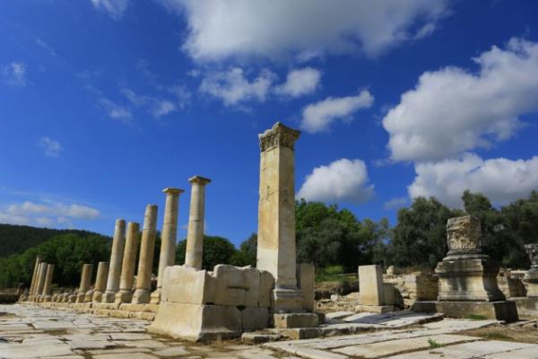 Milas'n 5 kilometre gneyinde yer alan Bein de blgenin bugne kadar gn na karlm en eski mezarlarna ev sahiplii yapyor. Bein kalesindeki kalntlarn pek ou Beylikler dnemine, Mentee dnemine ait. Ayn zamanda Anadolu'da en iyi korunmu Trk yerleimi olma zellii ile ne kyor."