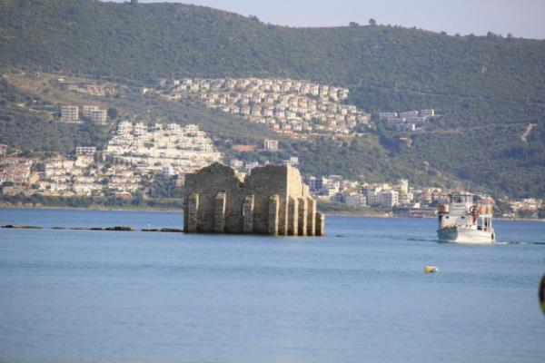 St, dnyann en byk mermer antik kenti durumundaki Yataan Stratonikeia antik kentinin Osmanl, Roma, Bizans gibi farkl dneme ait eserlerin ortaya karld yaayan bir kent olduunu ifade etti.