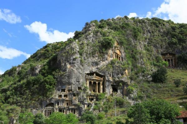 "Milas, dnyann cazibe merkezi olacak" Milas'n Karya ve Mentee Beylii dneminde iki kez bakentlik yapm, 6 bin yllk tarihi gemii ve ierisinde bulunan 27 antik kent ile son yllarda yerli ve yabanc ziyaretilerin ele geirilen yeni buluntular ile dikkatleri zerine ektiini dile getiren Kzl, unlar syledi: