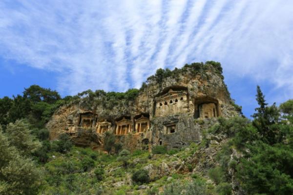 Diler, Mula'nn ok iyi korunmu bir kent konumunda bulunduuna dikkati ekerek, "Anadolu'nun her yeri zengindir ama burann ayr bir zenginlii var. O zenginlik de doann zenginliindendir. Mula kylar en iyi ekilde korunan illerimizden bir tanesi. Yzde 70 orman yzde 30 sit olan bir blge. Dalarndan ya, ovalarndan bal akan bir memleket olarak tanmlanr. Yabanclarn da ok ilgisini ekiyor. Blge, kaytl 192, dzenlenmi 22 ren yeri ve antik yerleime sahip. Ama bu saynn ok stnde bir zenginlik olduunu syleyebilirim" diye konutu.