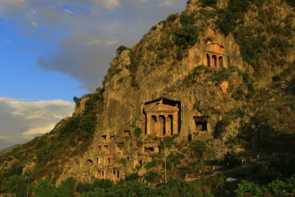 Bnyesinde barndrd antik kent ve ren yerleri ile ziyaretilere tarihte yolculuk yapma frsat sunan uygarlklarn bakenti Mula, tarihi ve kltrel zenginliklerinin oluturduu potansiyelle Ege Blgesi'nin Ak Hava Mzesi konumunda bulunuyor.