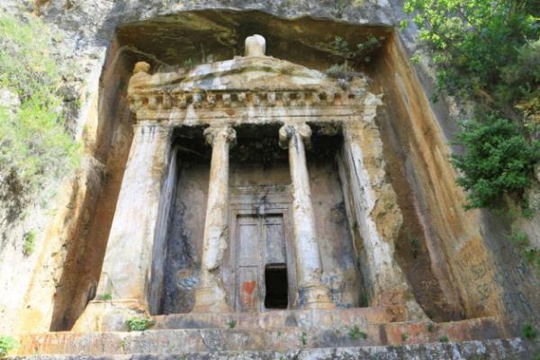 Bir ok antik kent ve ren yeri UNESCO Kltrel Miras Geici Listesi'nde bulanan Mula'daki tarihi miraslar her yl yaklak bir milyon kii ziyaret ediyor. UNESCO Patentli Mula'daki bir ok ren yerinde ise kaz almas hazrlklar balad.