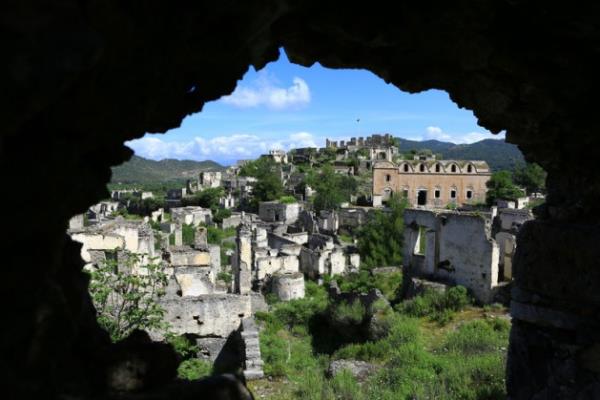 Kentte aratrma, kaz ve restorasyon almalar yrttklerini anlatan St, son olarak nemli yaplarn ayaa kaldrlmas iin alma yapldn, her yl nemli verilere ulatklarn kaydetti.