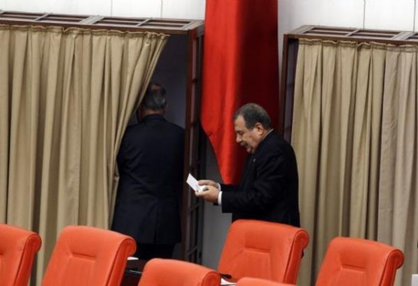 Eski ileri Bakan AK Parti Mardin Milletvekili Muammer Gler, oyunu kabin dnda zarfa koydu.