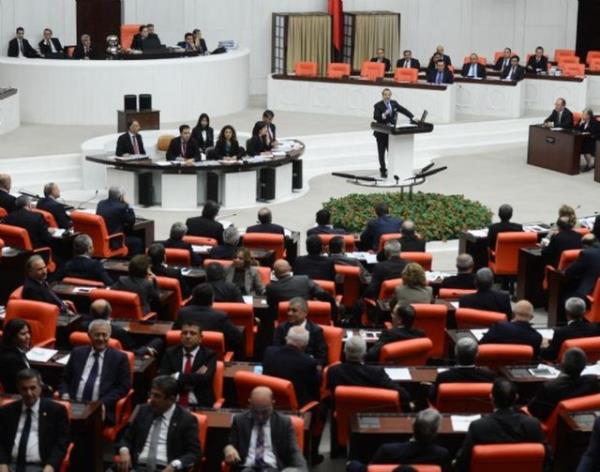 Kabul olan beyaz pulu zarfn iine koyarken yannda bulunan Meclis Bakanvekili AK Parti Kayseri Milletvekili Sadk Yakut'a gsteren Gler, daha sonra zarf kupaya att.