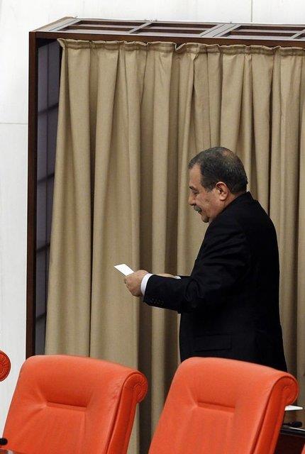 TBMM Genel Kurulu'nda, eski bakanlar Zafer alayan, Muammer Gler, Egemen Ba ve Erdoan Bayraktar'la ilgili tek bir Meclis Soruturma Komisyonu kurulmas nergesinin oylamasnda 9 ret oyuna kar 453 kabul oyu kt.