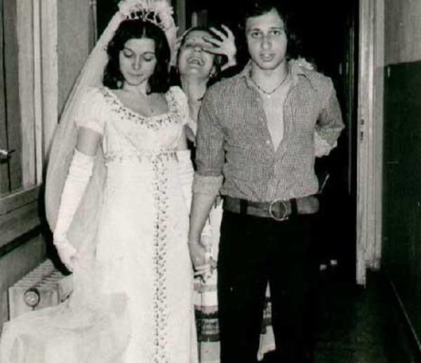 Faik Ertener ve Zuhal Olcay. Arkadaki akac ise Derya Baykal.