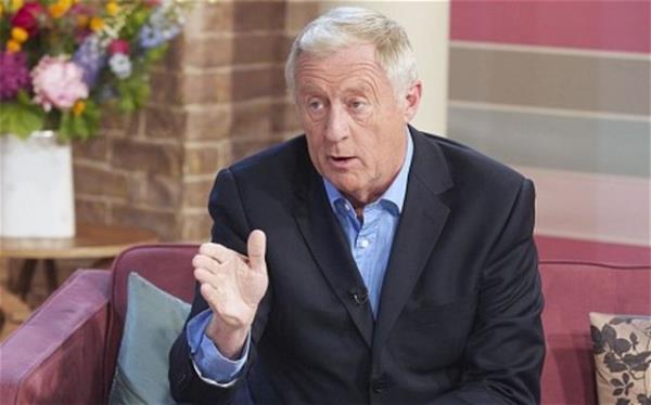 12 saatlik uuun birinci saatinde sol kolunu ve sol bacan kprdatamyordu. Uydu telefonuyla birka kez "yi deilim" demek iin Londra'daki kz arkadan aramaya alt ancak ulaamad.