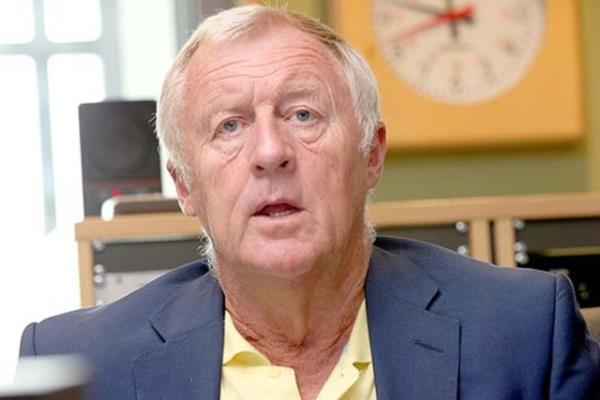 Uakta gstergeler 39 bin feet'i gsterdii srada Tarrant'n elindeki ar bacana da gemiti.