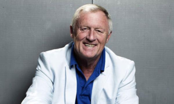 Uaktaki 2 yolcu ve hostesler yardma kotu. O dakikadan sonrasn hatrlamayan Tarrant hemen hastaneye kaldrld ve ameliyata alnd.