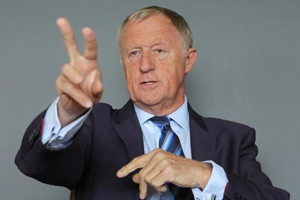 Beynine kan gitmesini engeleyen pht temizlendi. ki haftadan fazla youn bakmda kalan nl sunucu getiimiz gnlerde taburcu oldu.