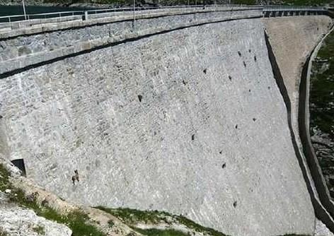 Amerika'daki Buffalo Bill Baraj'nn dik yamalarnda dolaan koyunlarn fotoraflarna kimse inanmad. nk fotoraftaki baraj, Buffalo Bill Baraj deildi. talya'daki Cingino Baraj idi. Ayrca resimdekiler koyun deil keiydi.