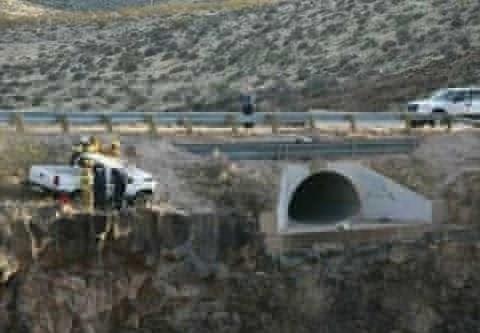 2006 ylnn Aralk aynda Utah'ta 61 metre yksekliindeki bu uurum kenarnda bir trafik kazas meydana geldi. 1991 model GMC kamyonet bariyerleri geip 180 derece spin attktan sonra, uuruma 30 cm kala durdu ve bu muazzam ann bir fotoraf ekildi.