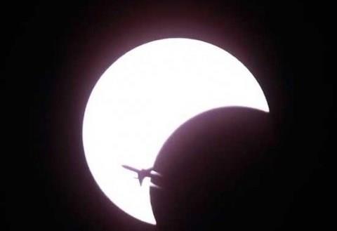 15 Ocak 2010 tarihinde meydana gelen ve 11 dakika 7.8 saniye sren bu gne tutulmasnda, ay, dnya ile gne arasndan geerken o srada gemekte olan bir yolcu uann sileti grlyor. Fotoraf Bangkok Tayland'da ekilmitir.