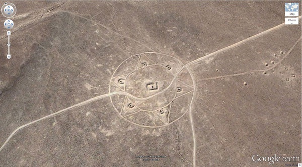 18. Baka bir gizemli sembol (37.401573, -116.867808) Nevada, ABD