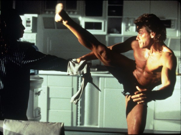 'Brksel Kas Yn' lakabyla anlan Jean-Claude Van Damme, kikboks ve karate becerilerini 80'li ve 90'l yllarda sinemann hizmetine sunarak nefes kesici figrler sergiledi.