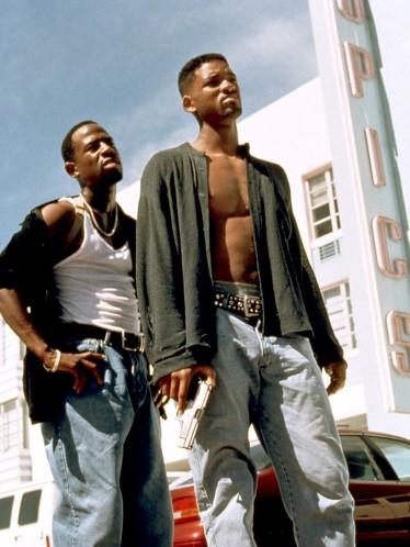 Mzik dnyasn fethederek komedi becerilerini kantladktan sonra Will Smith, 1995 yapm Bad Boys (lgn kili) filminde canlandrd yoldan km polis rolyle tam bir aksiyon kahraman olduunu gstermiti. O zamandan beri, Independence Day (Kurtulu Gn), Men in Black (Siyah Giyen Adamlar) ve I Am Legend (Ben Efsaneyim) gibi filmlerde dnyay defalarca kurtard.
