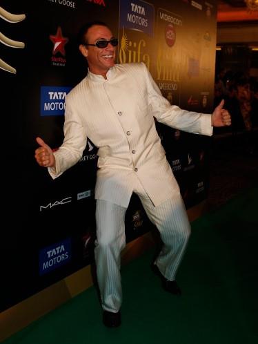 Bugnlerde Van Damme eskisi kadar esnek olmasa da, formunu hl koruyor. Sylvester Stallone'nin Expendables (Cehennem Melekleri) serisinin getirdii taze nefesle oyuncu giede yine baardan baarya koacak performansna kavutu.