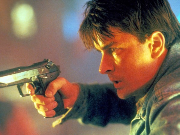 Komedi karakterleriyle ne kan Charlie Sheen, The Rookie (aylak) ve Beyond the Law gibi filmlerle 90'l yllarda aksiyon trnde de baar gstermiti.