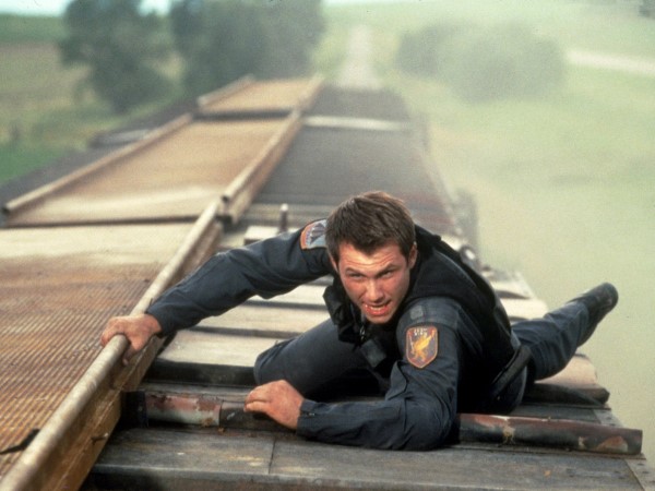 Genellikle dramatik rollerle tannan Christian Slater, ynetmen John Woo'nun 1996 yapm Broken Arrow (Krk Ok) adl baarl aksiyon filminde ABD'yi nkleer felaketten kurtarmakla grevli Hava Kuvvetleri pilotu rolyle aksiyona soyundu