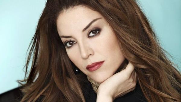 Maazalar gezen Akn Nur Yengi bir mcevhercinin nnde gazetecileri grnce byk panik yaad. Bir anda koar adm kamaya balayan Yengi'nin bu tepkisi herkesi artt.