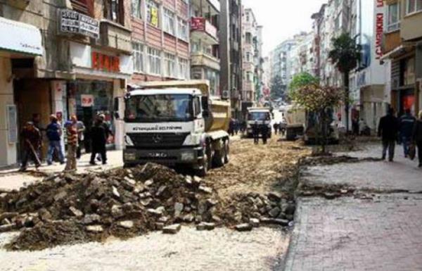 <p><b>5.Sokaklar</b></p>  stanbul?da srekli bir inaat, bir ehir gelitirme projesi srmekte olduundan, evden ktnzda adeta ehir ii Survivor yarlar balar. Evinizden metroya ulamak iin her sokakta en az 3-4 tane olan inaatlarn yanndan geip, iskelelere taklmadan ilerlemeniz gerekir. Az ilerisindeki ak kanalizasyon ukurunun zerinden zplayp stiklal Caddesinin bir milyonuncu kez yenilenen talarna taklmadan metro giriine varabilirseniz o gn dokunulmazl siz kazanm olursunuz.