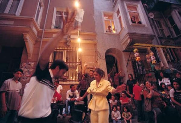 <p><b>4.Grlt</b></p>  Sokakta dn olur, miting olur, geceleri elence mekanlar ak olur ama stanbulluyu etkilemez, uykusuna, iine, snavna devam eder.