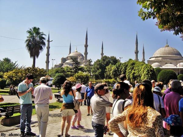 <p><b>8.Turistler</b></p>  Turistler de stanbul?un ayrlmaz bir parasdr, konumalarna gerek kalmaz yzlerindeki aknlktan siz onlarn turist olduunu zaten anlarsnz. Genelde esnaf ngilizce turist Trke bilmediinden, Trke-ngilizce ilerleyen ilgin diyaloglara ahit olursunuz, Tarzan ve Jane gibi aralarndaki meseleyi hallederler. Turistle esnafn konuma abasnda vcut dilinin ekstrem rnekleri grlr.