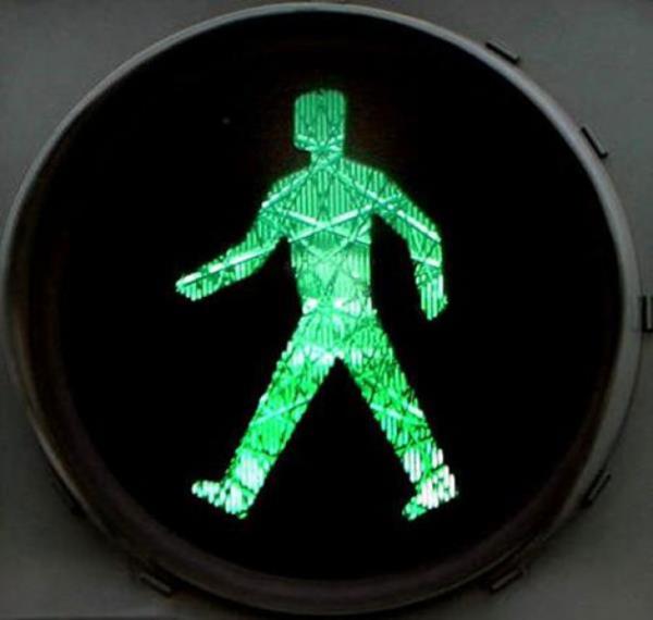 <p><b>3.Trafik klar</b></p>  Yayalar yeili grp karya gemez, yeili grr etraf kollar arabalarn gemeyeceinden emin olur ancak yle caddeyi geer. lerlerken de araba geliyor mu diye san solunu kontrol etmeye devam eder.