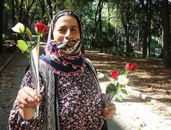 <p><b>6.iekiler</b></p>  Eline zorla tek bir gl tutturulunca ondan nasl kurtulacan bilmek her stanbullunun grevidir. Bu sana benden hediye olsun diye iek verip sonrasnda para isteyen kadnlardan kamasn bilmek gerekir, alk olmayanlar nce iek hediye edildi sanp sevinir sonra para istenince arr. Reddedilmek bu satclarn hayat felsefesine terstir, pazarlama strateji canavarlardr. Kanmaynz, kim neden durduk yere size gl versin?