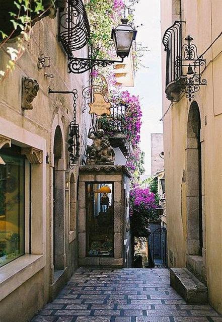 27. Sicilya'dan romantik bir sokak