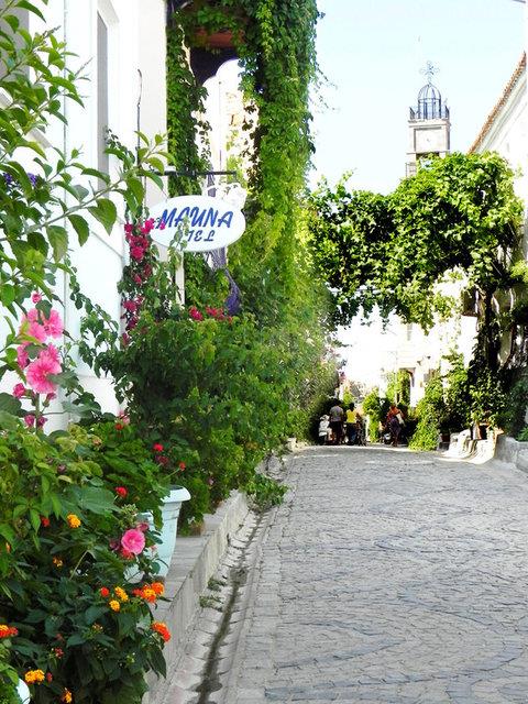 38. Bozcaada'da bir sokak
